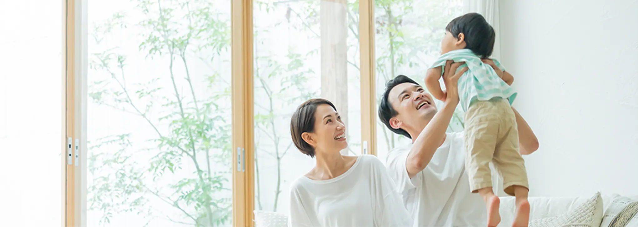 子供を抱き抱える夫婦の写真