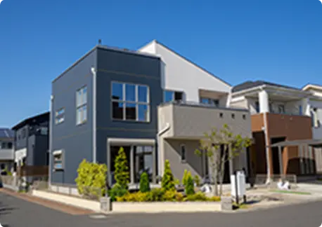 車のエンジンルーム内を点検している人物が、手に持った点検表に記入している