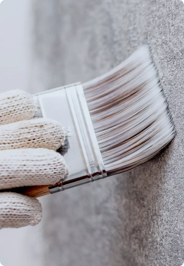 はけで作業する様子