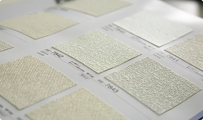 施工方法04：壁紙・天井クロス張替えを表す画像